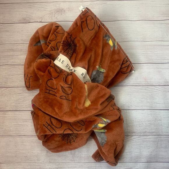 Rae Dunn Hocus Pocus Blanket Orange with Cauldron Broom Witch Hat Shoes 50x70" - Picture 4 of 12
